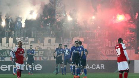 Schalker Anhänger brennen vor der Partie in Mainz Pyrotechnik ab  