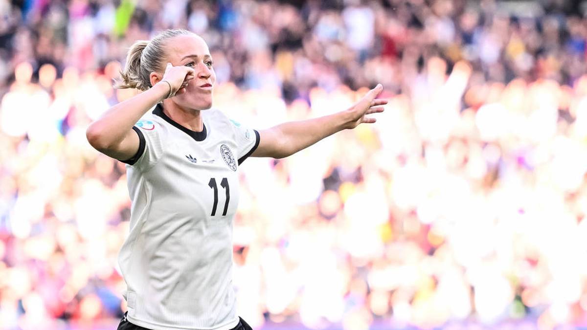 Neben ihrer Fußballkarriere hat die 27-Jährige ein Studium im Wirtschaftsingenieurwesen und unter anderem ein Praktikum in einem Ingenieurbüro in ihrer Vita stehen. Doch nicht nur das ist überaus vorzeigbar, gleiches gilt für ihre Zeit im Nationaldress. 