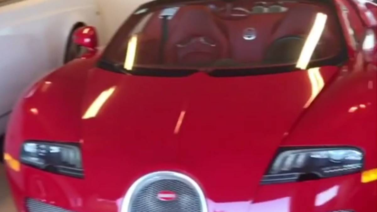 Ebenfalls neu in Mayweathers Sammlung: ein kirschroter Bugatti Veyron, der mit unglaublichen 2,8 Millionen Euro gehandelt wird