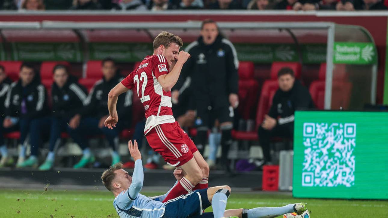 HSV-Trainer Steffen Baumgart konnte auf dem Rasen sogar Reifenspuren erkennen