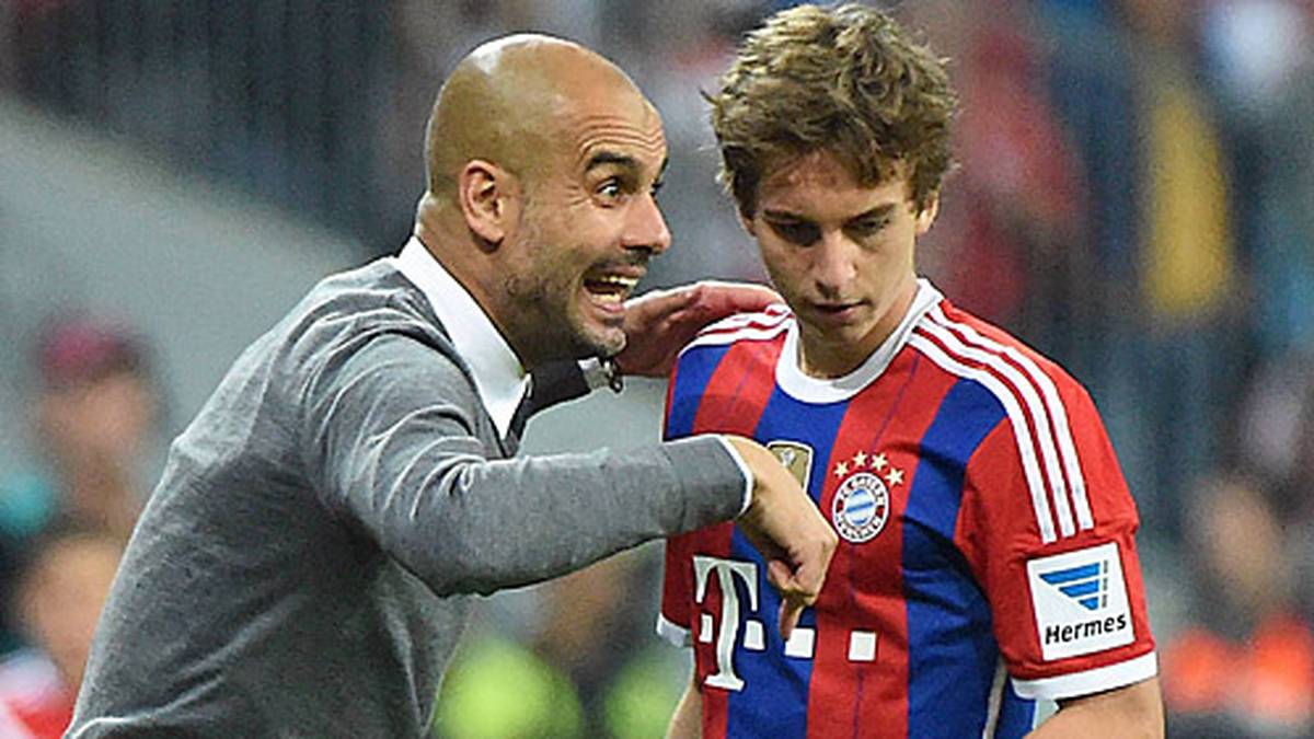 Trainer der Hinrunde: Warum seine Spieler nach den WM-Strapazen schon seit Wochen gut in Form seien, wurde Pep Guardiola unlängst gefragt. "Ich bin ein super Trainer", antwortete der 43 Jahre alte Spanier, wollte dies aber als Scherz verstanden wissen. Dem Erfolgscoach des FC Bayern ist es in der Hinrunde exzellent gelungen, den befürchteten WM-Kater in München erst gar nicht aufkommen zu lassen. Guardiola änderte oft die Systeme und das Personal - das Ergebnis war fast immer gleich: Der Rekordmeister ist auch in dieser Saison nicht aufzuhalten und spielt auch dank Guardiola in einer eigenen Liga