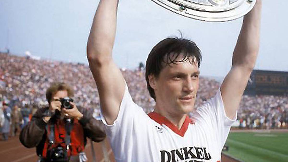 Umgekehrt macht es Asgeir Sigurvinsson: Der Isländer wechselt nach einem erfolglosen ersten Jahr in München 1982 zu den Schwaben, wird dort zum Leistungs- und 1984 zum Meisterschalen-Träger