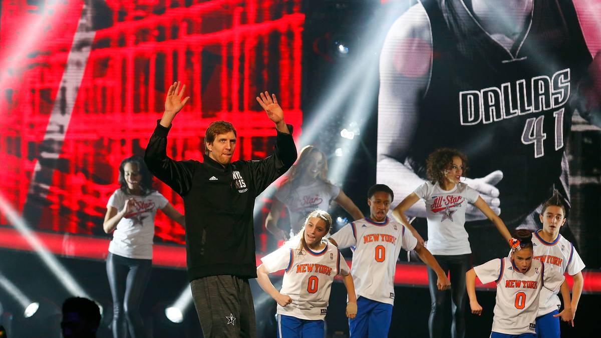 2015 wird die ganze Nummer auf die Spitze getrieben. Quasi mit dem letzten Flieger segelt Dirk im Big Apple ein und verstärkt die Auswahl der Western Conference. Weil Anthony Davis verletzt fehlt, kommt Nowitzki zu seinem 13. All-Star Game