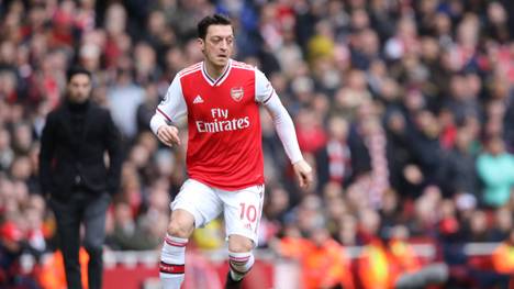 Mesut Özil steht beim FC Arsenal kurz vor dem Absprung. Auf Twitter gab er einen eindeutigen Hinweis auf seinen künftigen Klub.