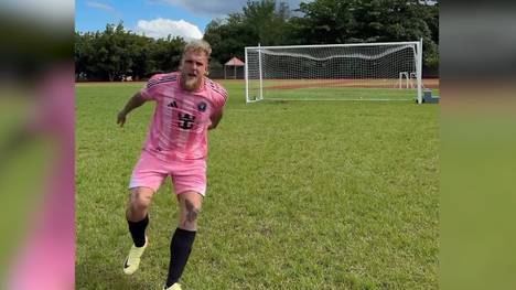 Der US-Influencer Jake Paul provoziert mit einem Video auf Instagram und zieht die ganze Aufmerksamkeit auf sich. Im Trikot von Lionel Messi packt er plötzlich den Jubel von Cristiano Ronaldo aus.