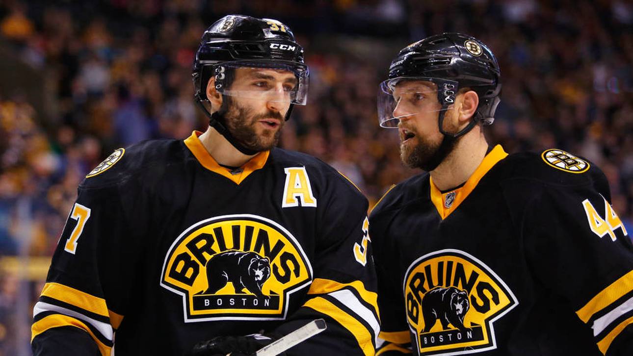 Patrice Bergeron (l.) spielte auch mit Dennis Seidenberg (r.) in Boston zusammen