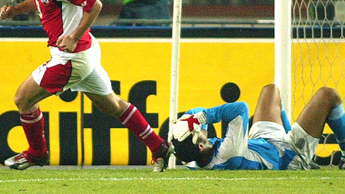 November 2004: David James fügt sich nahtlos ein in die Historie der Pannenmänner: In der WM-Quali gegen Österreich lässt er einen harmlosen Weitschuss von Andreas Ivanschitz unter seinem Körper durchrutschen, brockt England nach einer 2:0-Führung noch ein Unentschieden ein. Der Spitzname "Calamity James" (calamity = Unheil, Elend), ein Wortspiel mit dem Namen der Westernheldin Calamity Jane, lässt nicht lange auf sich warten