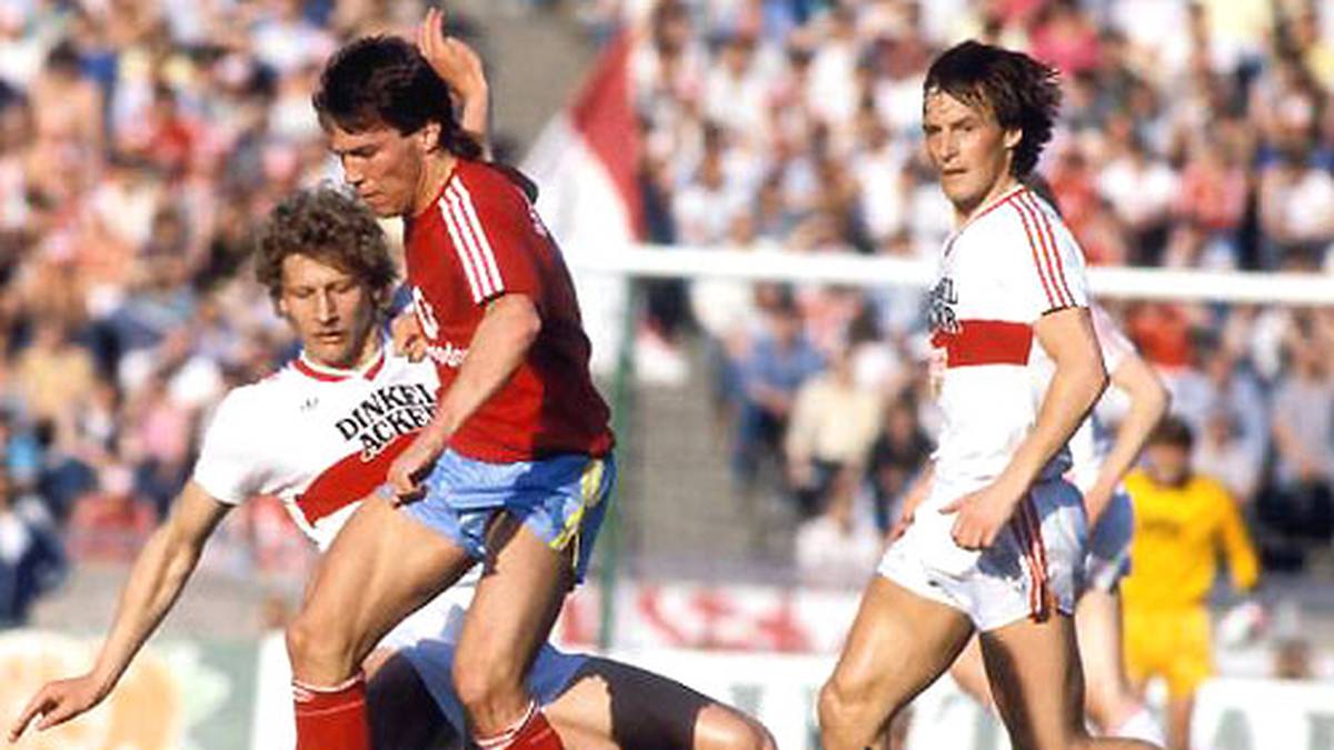 Das nächste Pokal-Duell: Im Finale 1986 bekämpfen sich Guido Buchwald (l.) und Lothar Matthäus (M.) - vier Jahre später werden sie gemeinsam Weltmeister