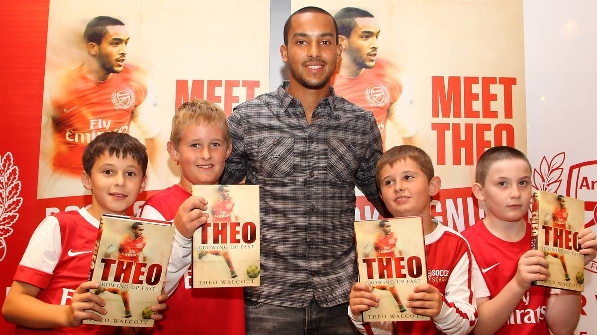 Auch Theo Walcott vom FC Everton verfasste bereits mehrere Kinderbücher über die Abenteuer des Fußballers T.J. - die Initialen von Theo James Walcott