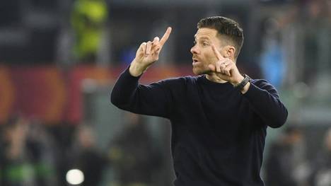 Xabi Alsonso hat bei Bayer 04 Leverkusen als Trainer auf sich Aufmerksam gemacht. Geschäftsführer Simon Rolfes weiß, dass das Leverkusen auch auf dem Transfermarkt hilft. 