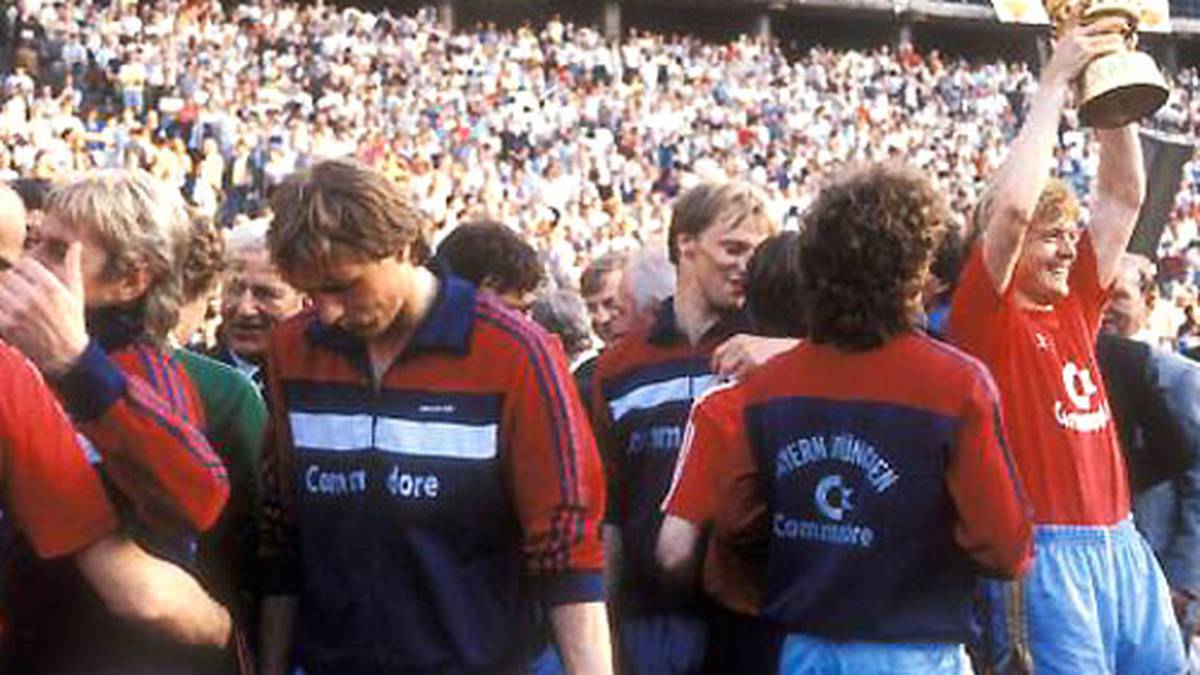 Im Berliner Olympiastadion jubeln erneut die Bayern (hier Sören Lerby mit dem Pott). Die Münchner siegen klar 5:2