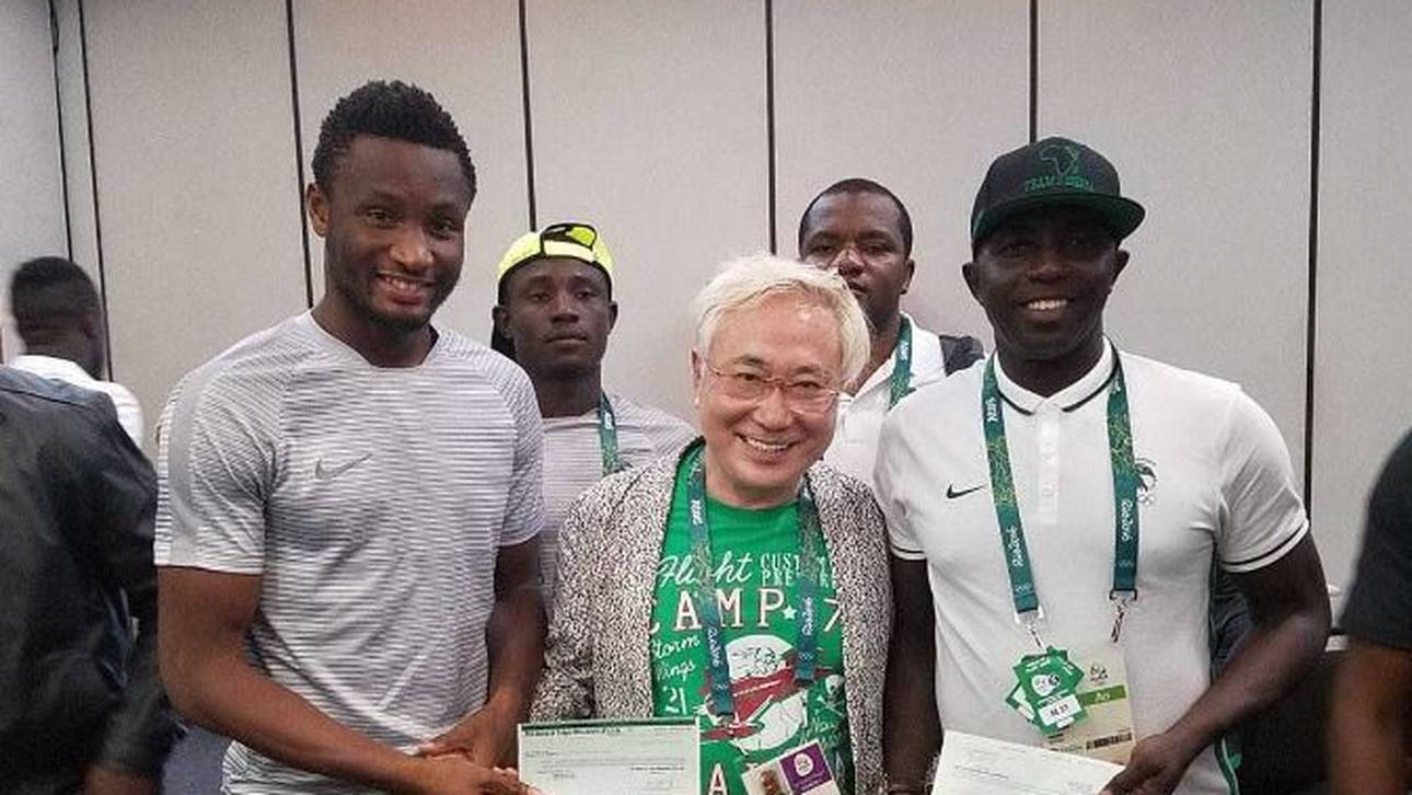 Japaner beschenkt Nigerias Fußballer