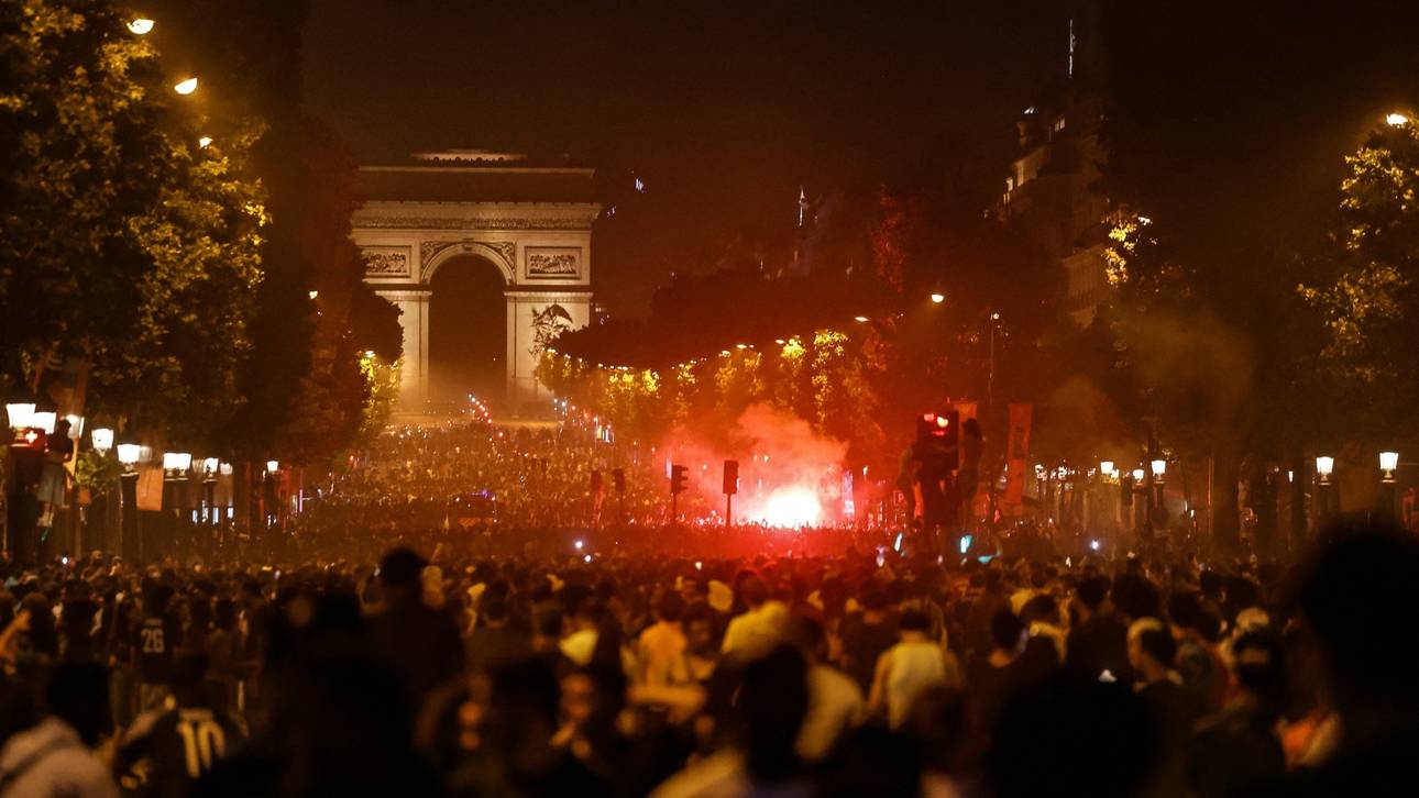 PSG-Fans stürmen die Champs-Élysées