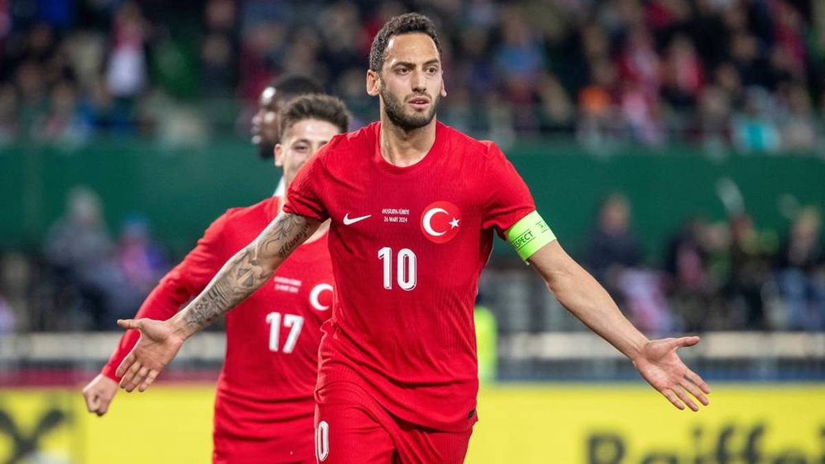 Türkei (Gast) - Ausrüster: Nike - Das türkische Auswärts-Shirt bietet keinerlei Auffälligkeiten. Hakan Calhanoglu und Co. spielen komplett in Rot.