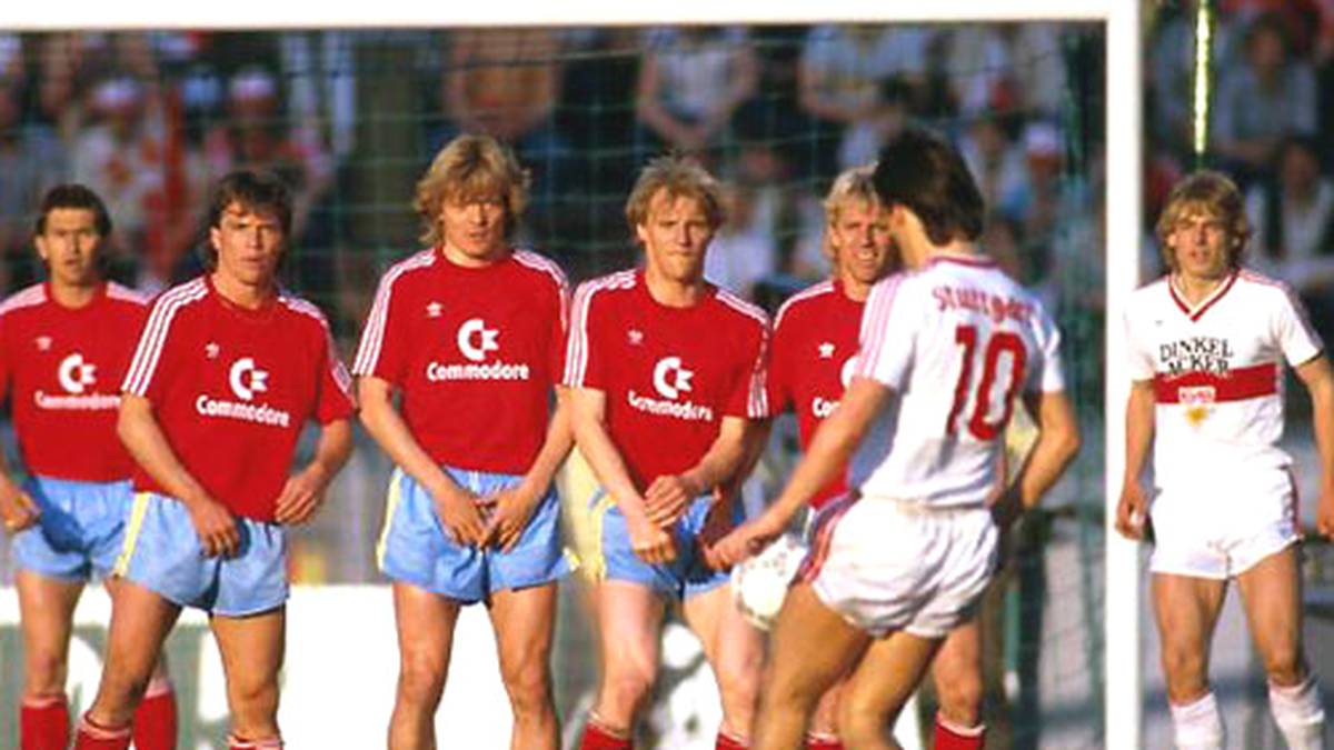 Roland Wohlfarth trifft dreimal, Michael Rummenigge zweimal - die Treffer von Buchwald und eines jungen VfB-Stürmers namens Jürgen Klinsmann (r.) reichen nicht