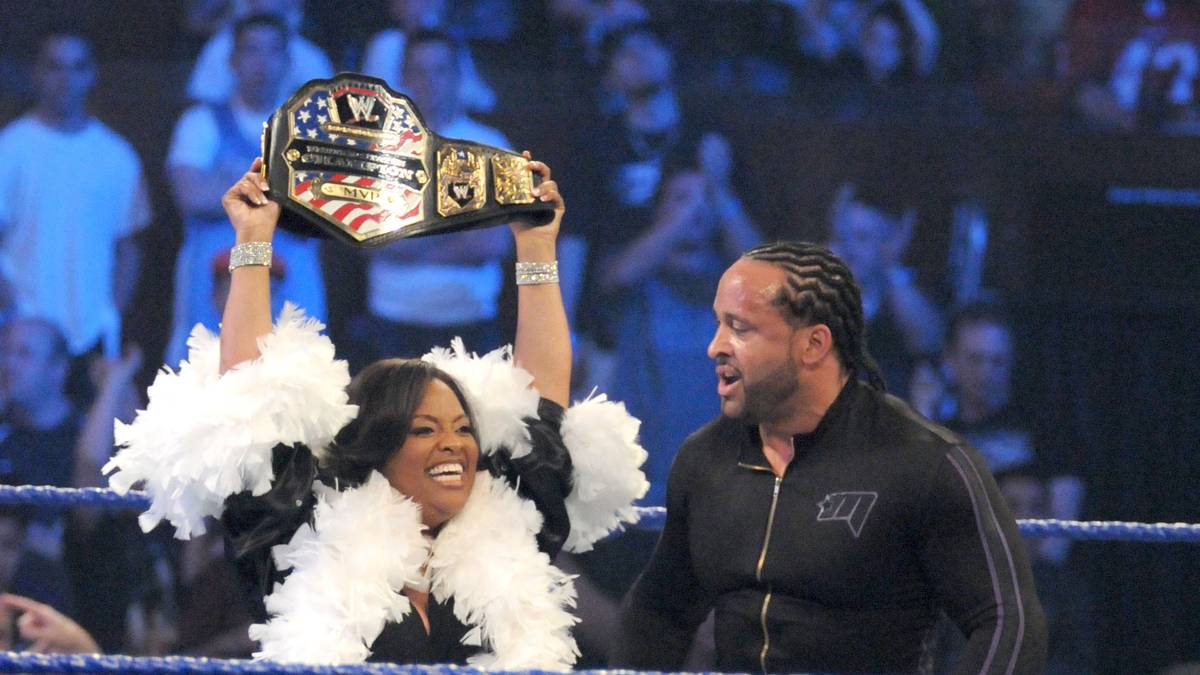 Die Schauspielerin, die in Serien wie "30 Rock" und "Alle lieben Raymond" auftrat, und zwei Emmys für ihre Show "The View" gewann, trat sogar bei WWE SmackDown 2009 auf. Allerdings hielt die Liaison nicht lange