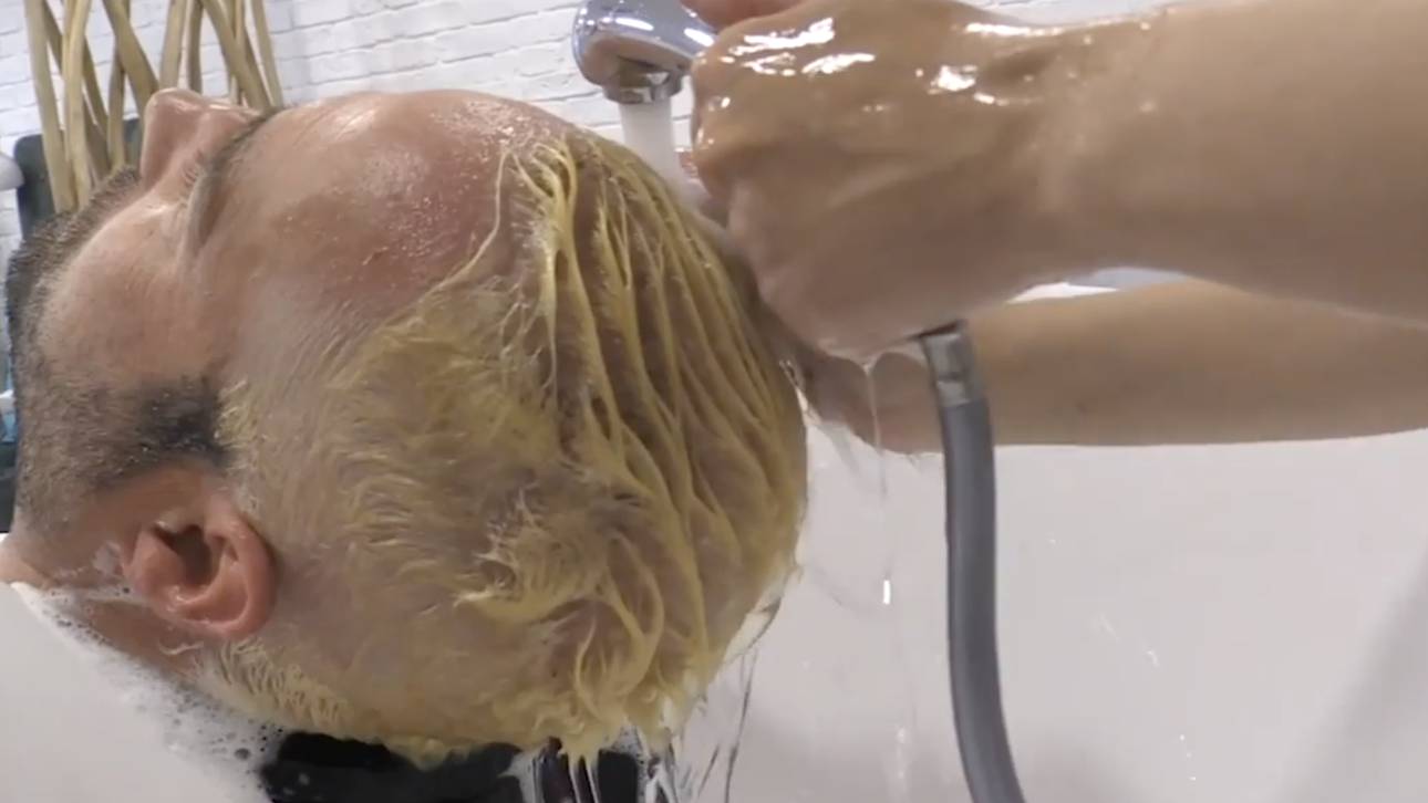 Schweiz-Kritiker färbt sich blond