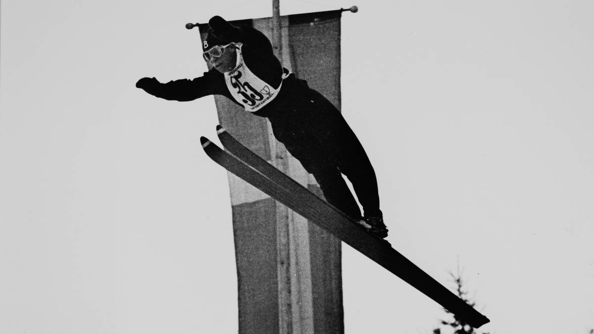 1953 kommt es zur drittengsten Entscheidung aller Zeiten: Sepp Bradl fliegt im Parallel-Stil zum Tournee-Sieg. Nur 1,1 Punkte liegen zwischen dem Österreicher und seinem norwegischen Rivalen Halvor Naeas. Vor "BiHo" hatte dessen Landsmann Asgeir Dolplads - am Ende Dritter - noch vorne gelegen