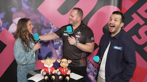 Dirk van Duijvenbode gewinnt sein Auftaktmatch bei der Darts-WM nach einer nervenaufreibenden Partie gegen Andy Baetens - und gibt sich umso erleichterter im Interview bei SPORT1-Moderatorin Jana Wosnitza. 