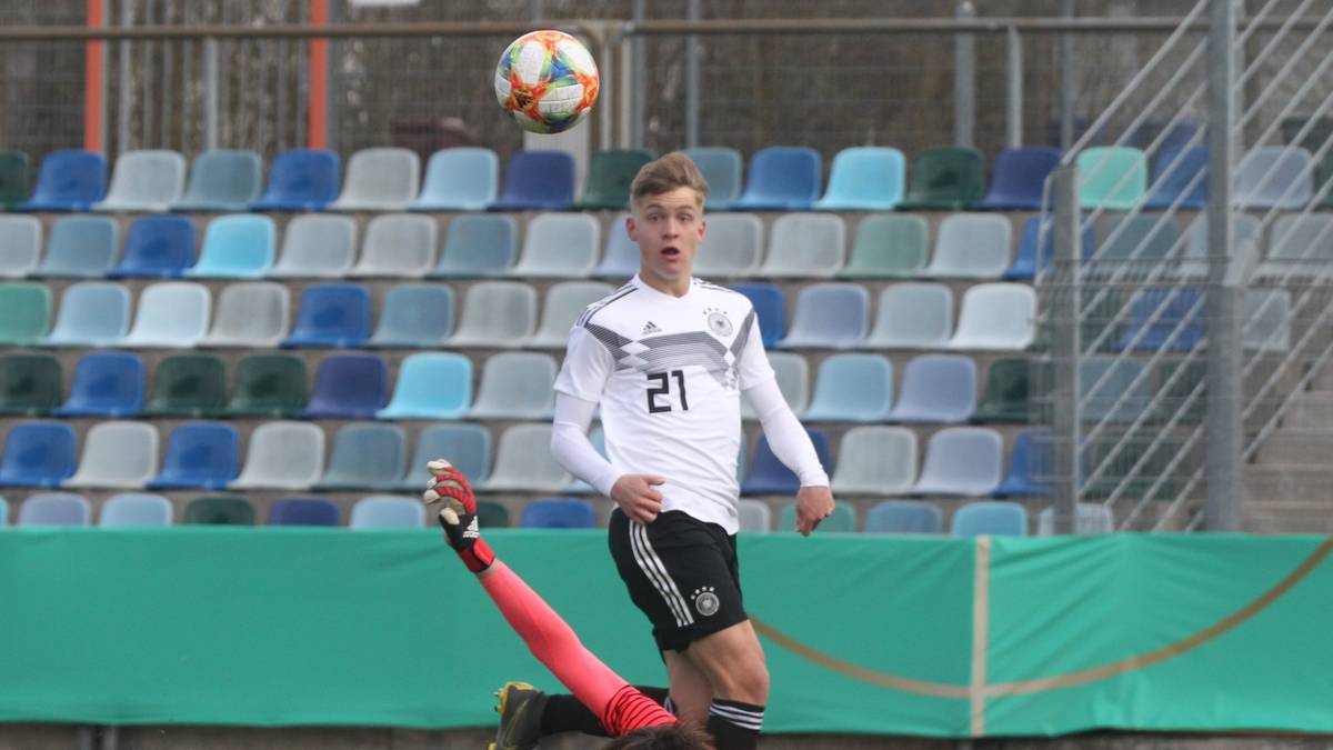 LUCA NETZ (HERTHA BSC) - LINKSVERTEIDIGER: In der EM-Quali gelang dem Mann für die linke Außenbahn der wichtige Siegtreffer, zum EM-Auftakt kam er als Joker und sorgte für frischen Wind. Netz kam heuer auch schon in der UEFA Youth League für Hertha zum Einsatz