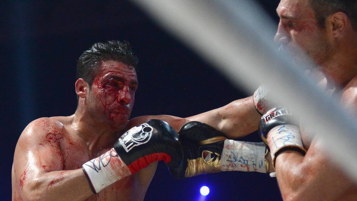 Ebenfalls heftig erwischt es Vitalis letzten Gegner am 8. September 2012: Manuel Charr wird in der vierten Runde vom Ringrichter gebremst - technischer K.o.