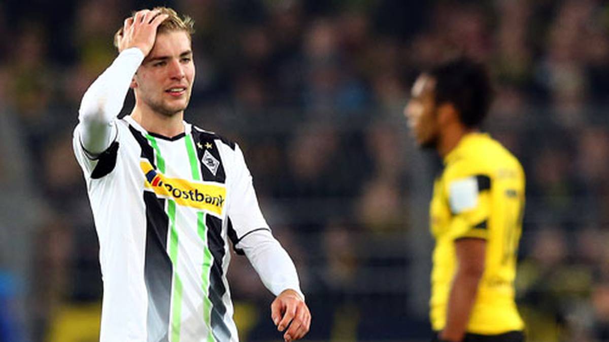 Eigentor der Hinrunde: Im Moment, in dem der Ball seinen Fuß verlässt, ahnt Christoph Kramer schon Böses. "Ich dachte sofort: Scheiße", sagt der Weltmeister über sein kurioses Eigentor aus 45 Metern, mit dem er den eigenen Torhüter gekonnt überlupft hatte. Besonders bitter: Mehr Treffer fallen nicht beim Gastspiel der Mönchengladbacher Borussia in Dortmund, am Ende heißt es 0:1