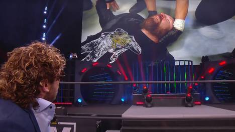 AEW Champion Jon Moxley wird unter den Augen von Kenny Omega untersucht 