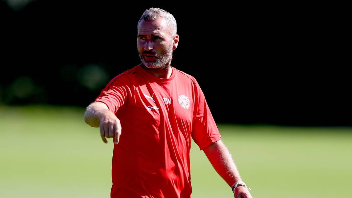 TIM WALTER (Holstein Kiel): "Mit dem 1. FC Köln und dem Hamburger SV gibt es natürlich zwei Vereine, die vom Papier her vorneweg marschieren dürften. Es wird Überraschungen geben, die Liga ist relativ ausgeglichen bis auf diese beiden Vereine"