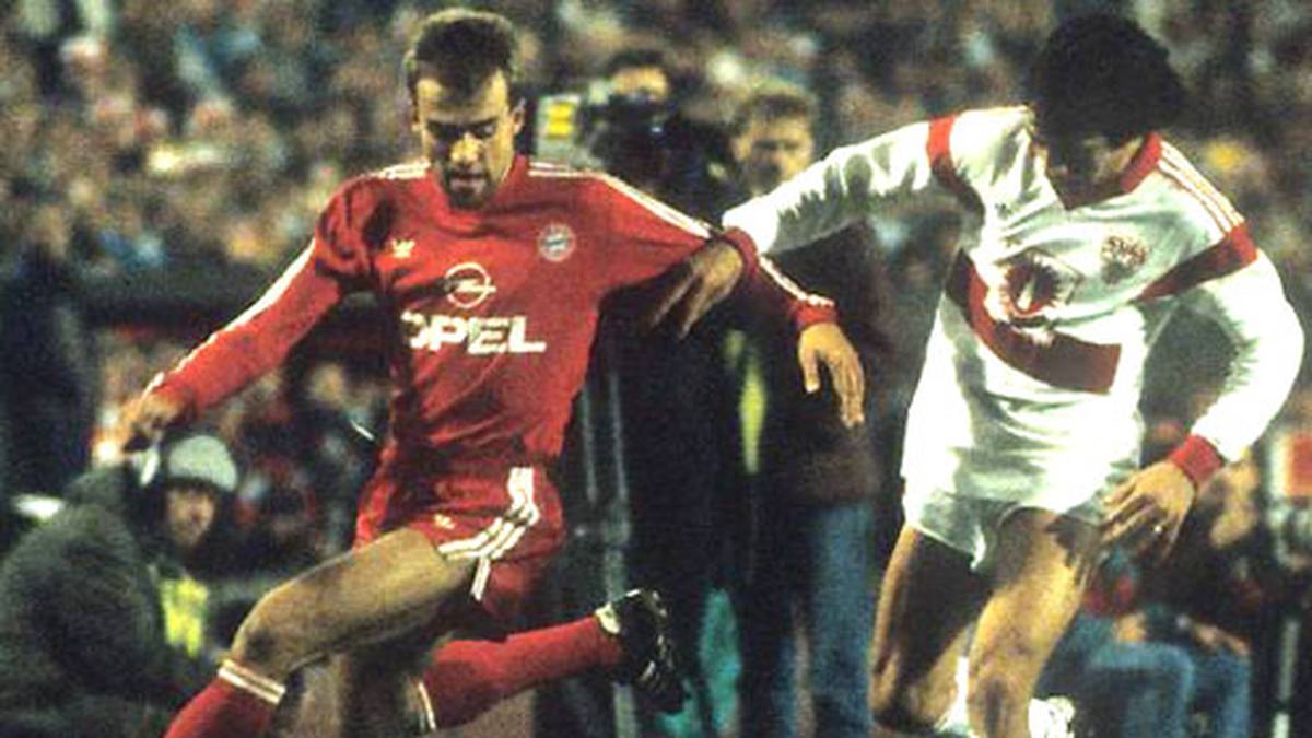 Stuttgarter Triumph im Pokal gegen die Bayern: das Achtelfinale 1989. 3:0 siegen Jose Basualdo und Kollegen gegen die Münchner, bei denen der heutige Nationalelf-Co-Trainer Hansi Flick (l.) zum Einsatz kommt. Am gleichen Abend fällt übrigens die Berliner Mauer