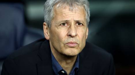 BARCELONA, SPAIN - NOVEMBER 27: Lucien Favre, Head Coach of Borussia Dortmund looks on prior to the UEFA Champions League group F match between FC Barcelona and Borussia Dortmund at Camp Nou on November 27, 2019 in Barcelona, Spain. (Photo by Maja Hitij/Bongarts/Getty Images)