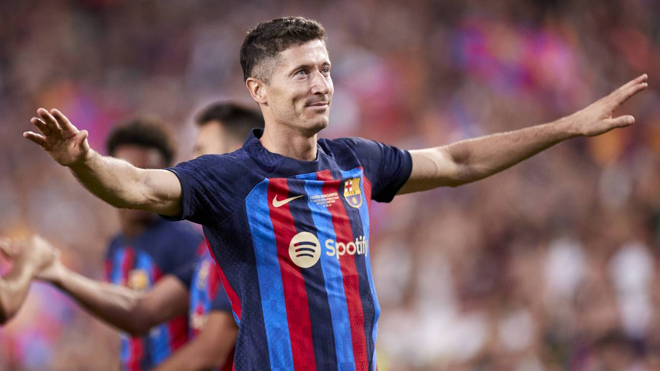 Robert Lewandowski bejubelt sein erstes Tor für den FCB