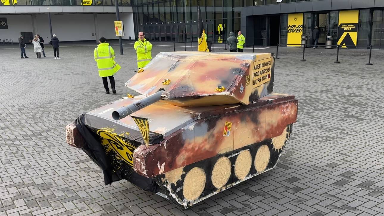 Friedensaktivisten haben aus Protest einen Panzer vor die Dortmunder Westfalenhalle gestellt