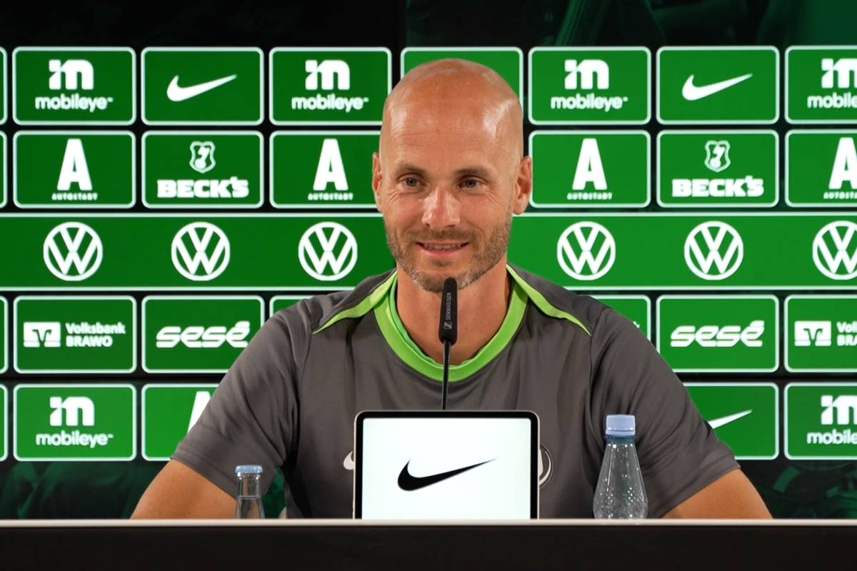 Trainer Paul Simonis von Bundesligist VfL Wolfsburg spricht vor der Partie gegen den 1. FC Köln über Neuzugang Christian Eriksen. Der dänische Nationalspieler ist am Mittwochabend überraschend nach Wolfsburg gewechselt.