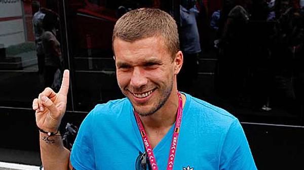 Viele Plätze auf den Tribünen am Hockenheimring bleiben leer: Weltmeister Lukas Podolski ist trotzdem zum Großen Preis von Deutschland gekommen und hab beste Laune