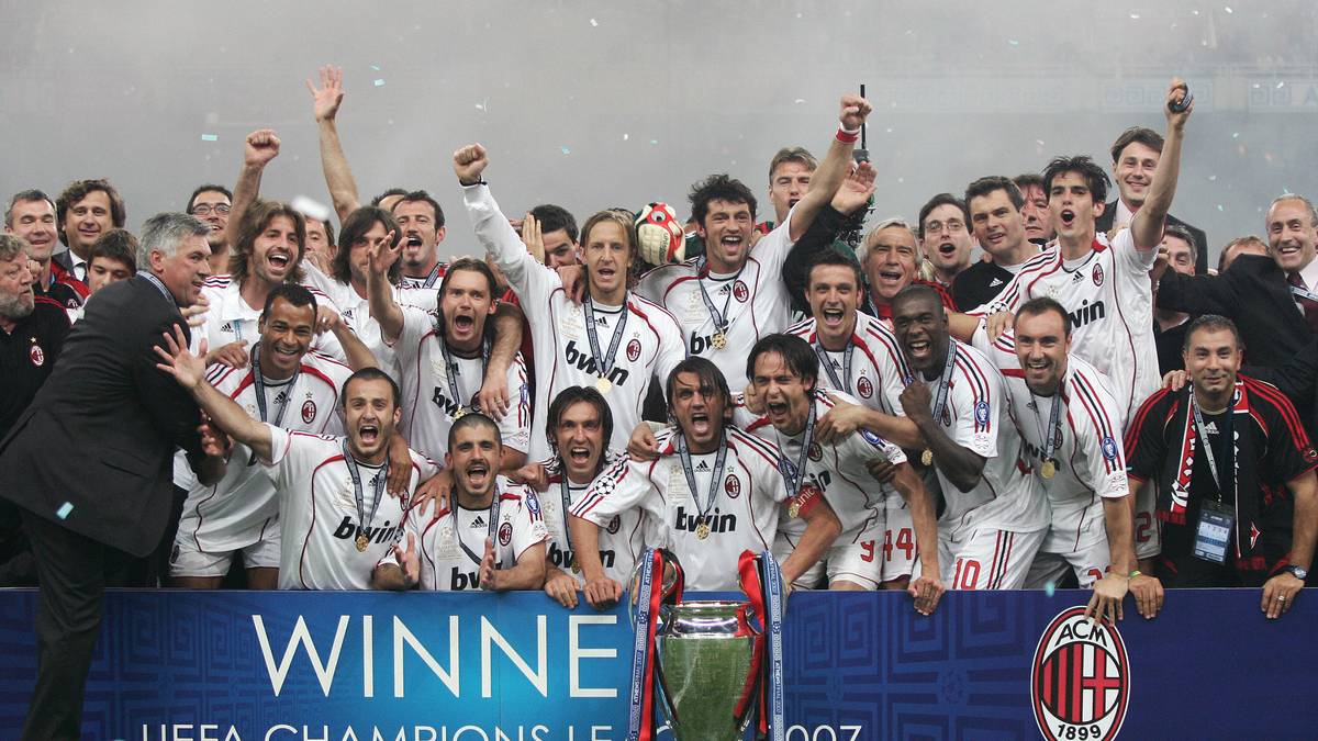 Waren das Zeiten? Mit Spielern wie Paolo Maldini, Alessandro Nesta, Andrea Pirlo, Kaka und Filippo Inzaghi holte der AC Milan 2007 die Champions League. Trainer war Carlo Ancelotti, der Big Boss hieß Silvio Berlusconi. Unter ihm gewann Milan insgesamt acht Meistertitel und fünf Mal die Königsklasse