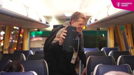 Die Wagner-Brüder glänzen auf dem Parkett und sind auch anschließend im Bus beim Feiern vorne mit dabei. Franz und Moritz Wagner gut gelaunt im Bus. 