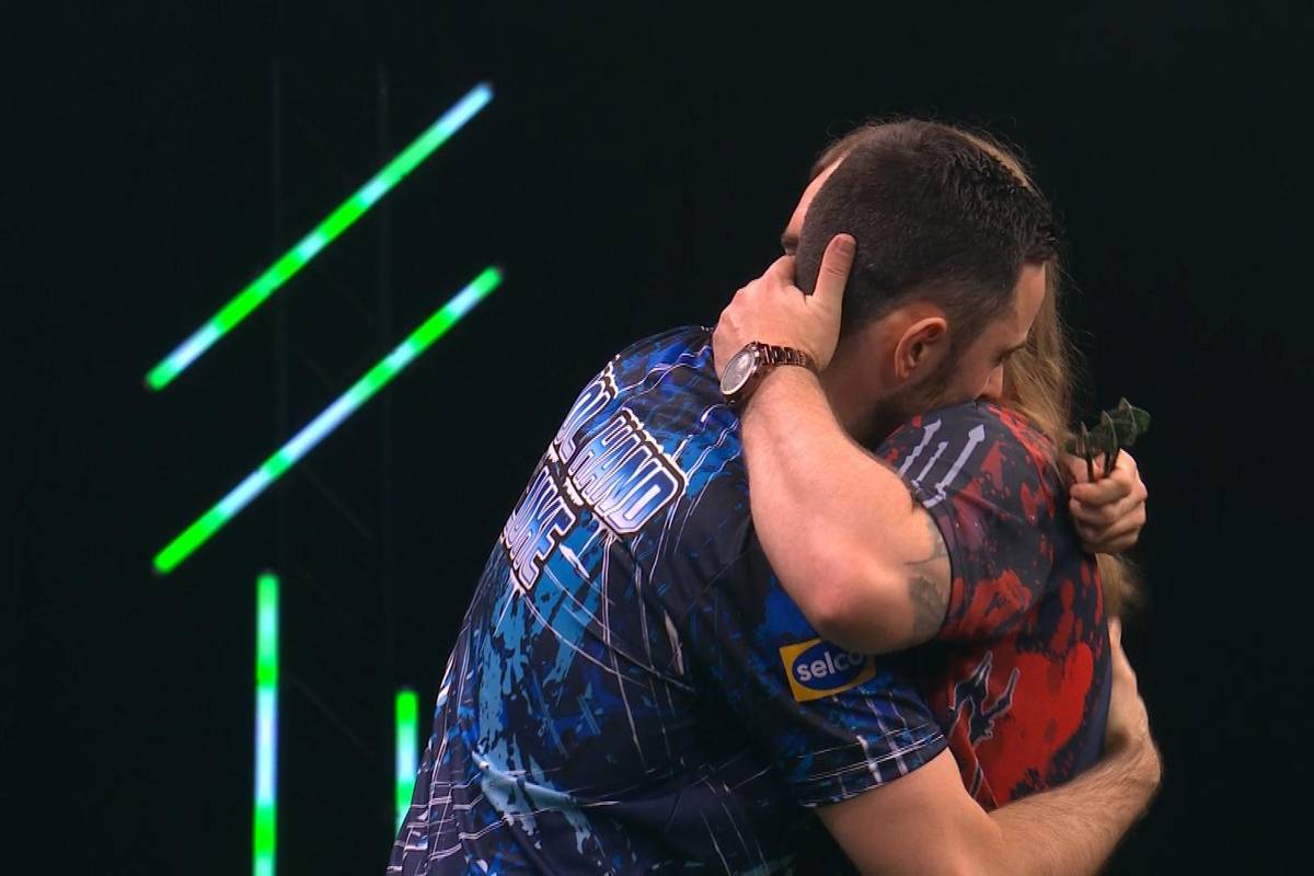 Luke Humphries zeigt nur kleine Schwächephasen, bezwingt Neun-Darter-Mann Ryan Searle aber insgesamt in beeindruckender Manier und steht im Viertelfinale des Grand Slam of Darts.