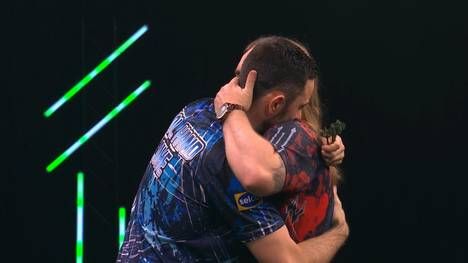 Luke Humphries zeigt nur kleine Schwächephasen, bezwingt Neun-Darter-Mann Ryan Searle aber insgesamt in beeindruckender Manier und steht im Viertelfinale des Grand Slam of Darts.