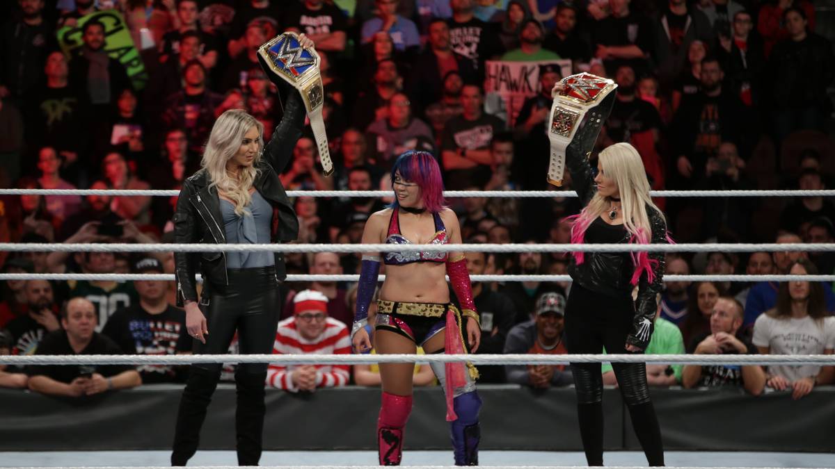 Wer darf's sein? Asuka hat nun die Wahl, ob sie SmackDown-Champion Charlotte Flair (l.) oder RAW-Kollegin Alexa Bliss fordert