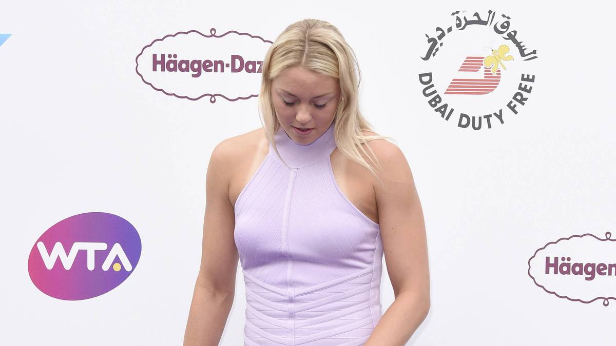 Carina Witthöft muss erst noch inspizieren, ob die Schuhe auch passen. Tun sie aber und sehen mit dem Kleid super aus, keine Angst