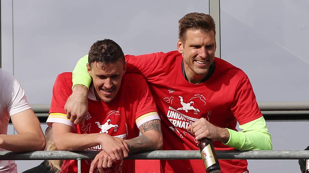 Max Kruse (l.) und Andreas Luthe werden von hunderten Fans auf dem Stadionvorplatz gefeiert