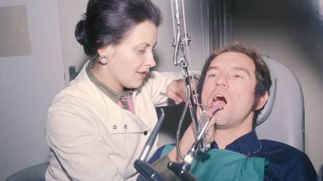 Torwart Dr. Peter Kunter (Eintracht Frankfurt) und seine Frau Irmgard arbeiteten als Zahnärzte