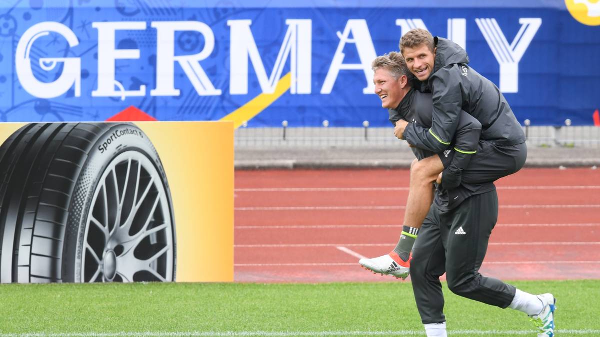 Auch das schlechte Wetter in Evian kann die gute Stimmung beim DFB-Team nicht trüben. Viele Kritiker waren vom torlosen Remis der Deutschen gegen Polen nicht überzeugt. Die beiden Bayern-Buddies Schweinstiger und Müller scheint das egal zu sein