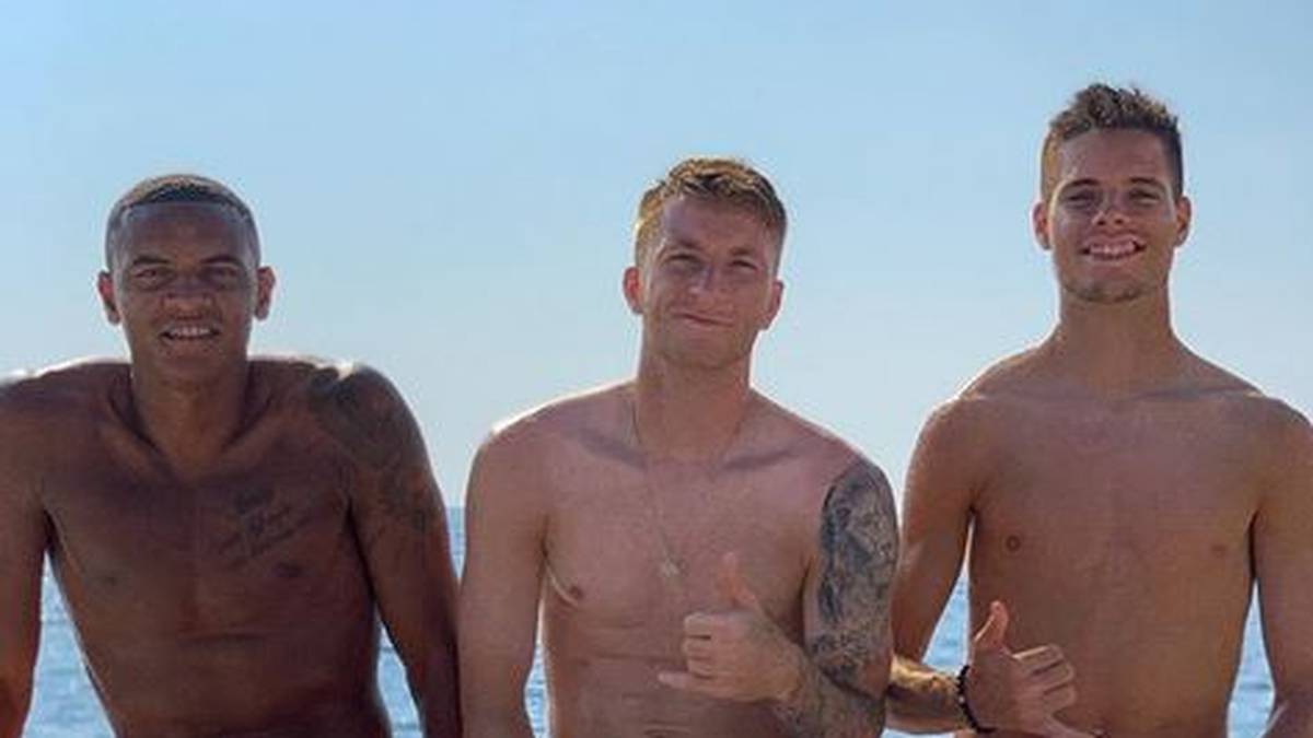 Wenig später posieren dann auch die Männer gemeinsam in Badehosen auf dem Schiff. Auch der obligatorische Surfergruß darf dabei nicht fehlen 