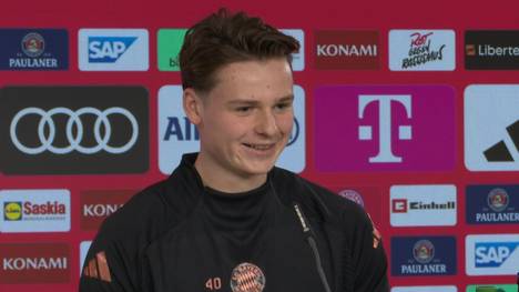 Nach seinem Wechsel zum FC Bayern München erfährt Jonas Urbig auf der Pressekonferenz von seinem Kader-Debüt am Samstag gegen Holstein Kiel.