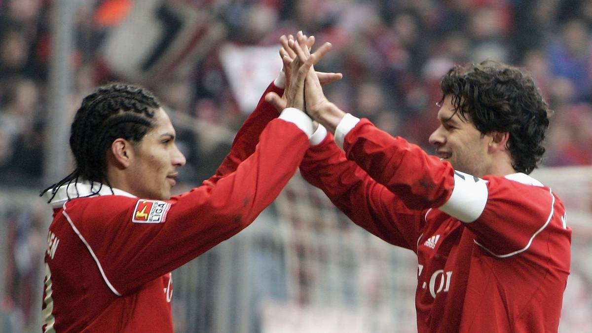 Dahinter herrscht eine größere Lücke, die weder PAOLO GUERRERO (l., mit Michael Ballack) noch ROQUE SANTA CRUZ ausfüllen können. Beide Stürmer kommen jeweils auf vier Saisontreffer in der Bundesliga