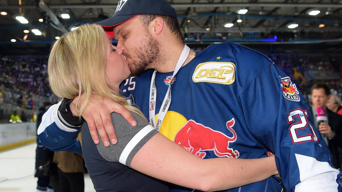 Den Kuss von seiner Freundin hat sich Torschütze Derek Joslin redlich verdient