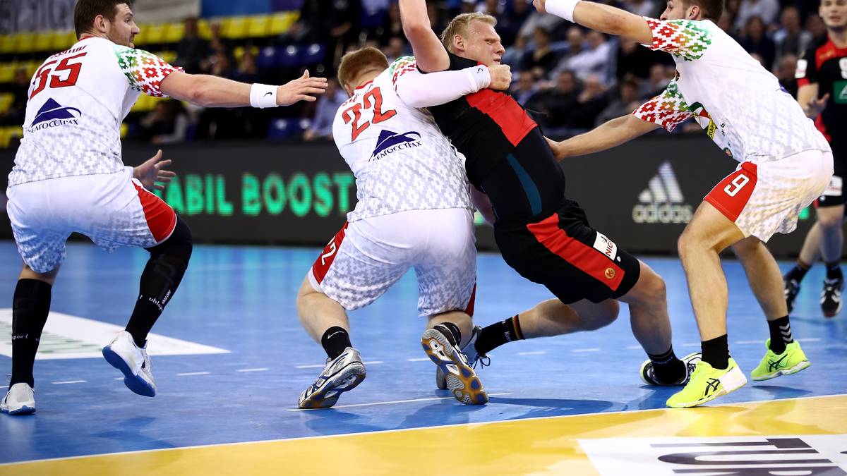 Patrick Wiencek (2.v.r.) und Co. haben mit Weißrussland schwer zu kämpfen. Vorne ist das deutsche Spiel wie fast immer ansehnlich