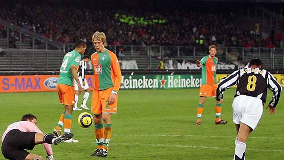 Im Champions-League-Spiel gegen die Italiener lässt er 2006 beim Abrollen den Ball fallen. Die Folgen: Ein Abstauber-Tor von Emerson und Bremens Aus im Achtelfinale