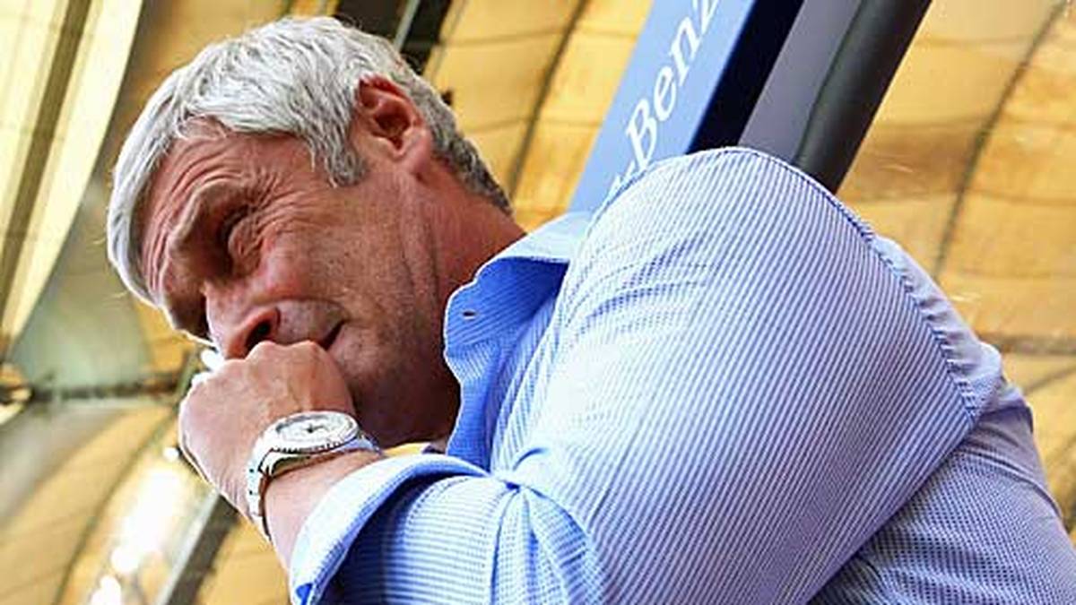 Rücktritt der Hinrunde: Armin Veh sollte den VfB Stuttgart wieder nach oben führen - doch nach nur 146 Tagen im Amt tritt der 53-Jährige völlig überraschend zurück. Nach nur neun Punkten aus zwölf Bundesligaspielen sieht Veh keinen anderen Weg mehr. Er sei für die prekäre Situation "verantwortlich. Uns und mir fehlte einfach auch das notwendige Quäntchen Glück in vielen knappen Spielen", begründet Veh, 2007 noch gefeierter Meistertrainer beim VfB, seinen Schritt. Als Nachfolger holen die Schwaben Vehs Vorgänger Huub Stevens zurück